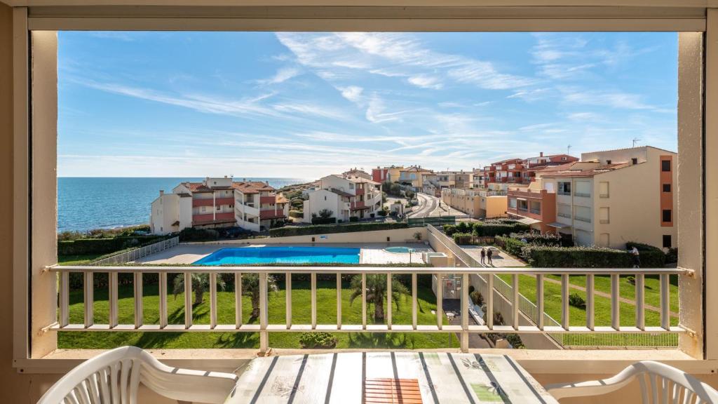 un balcon avec vue sur l'océan dans l'établissement Les Indes Galantes- 72 - Studio vue mer - 6 pers, au Cap d'Agde