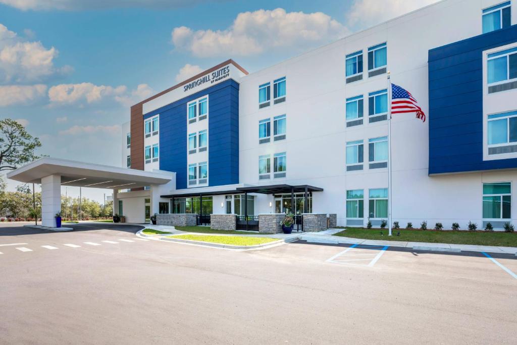 uma imagem da frente de um hotel em SpringHill Suites by Marriott Tallahassee North em Tallahassee