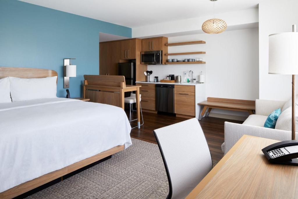 um quarto de hotel com uma cama e uma cozinha em Element Irvine em Irvine