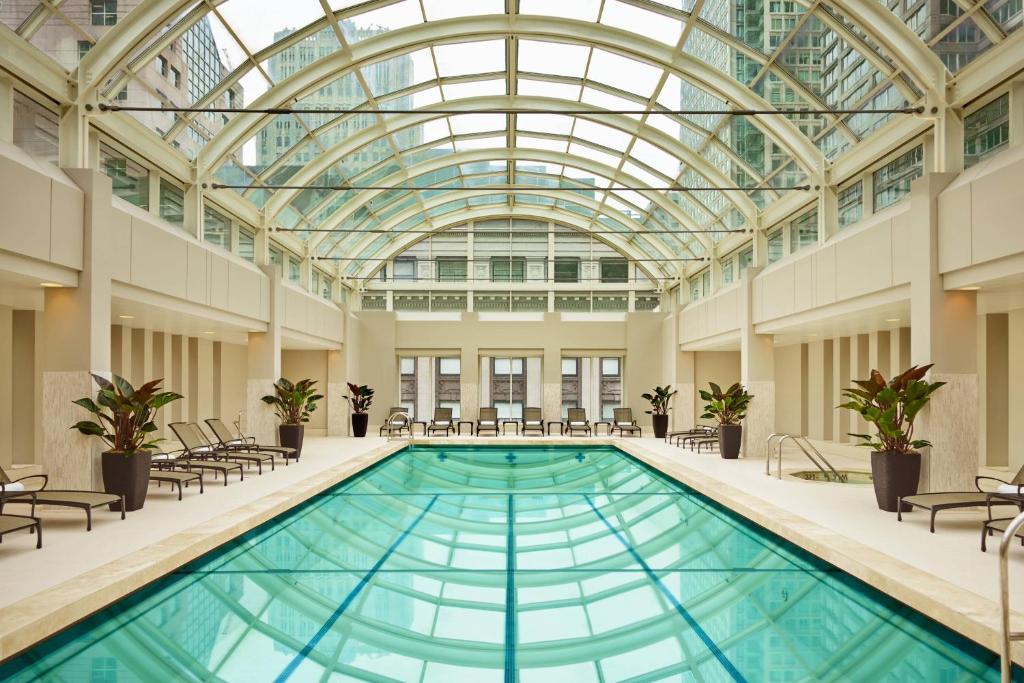 uma piscina num edifício com tecto de vidro em Palace Hotel, a Luxury Collection Hotel, San Francisco em São Francisco