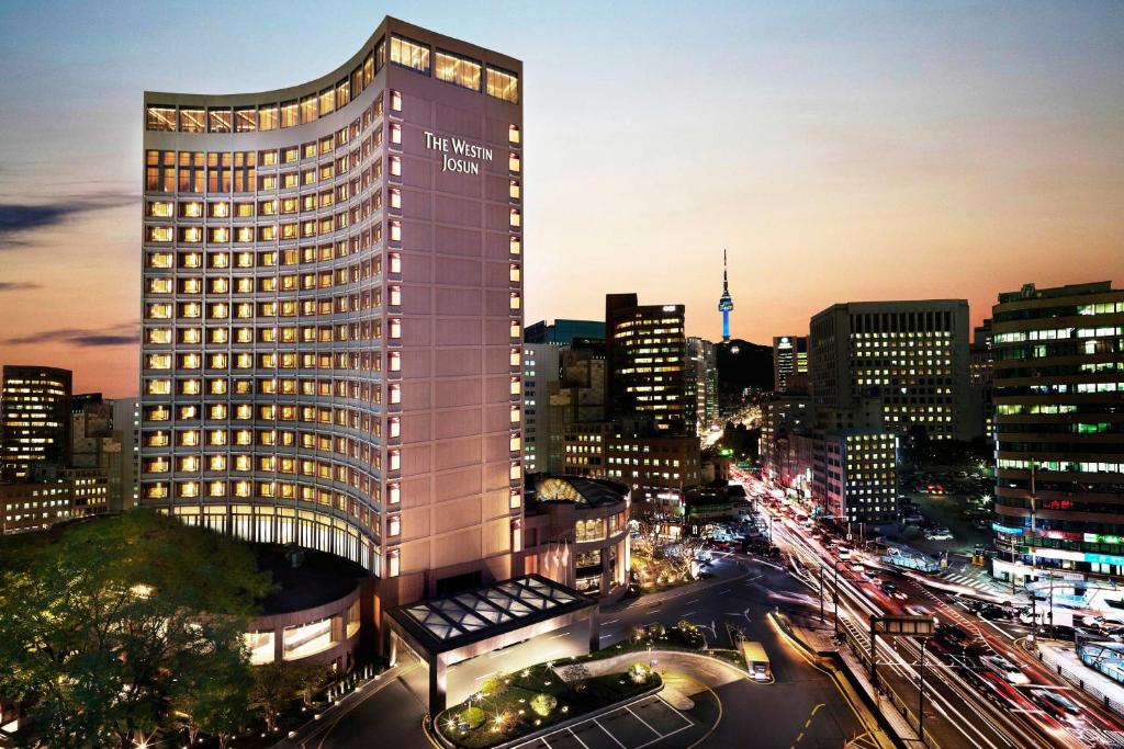 Blick auf ein hohes Gebäude in einer Stadt in der Unterkunft Westin Josun Seoul Hotel in Seoul