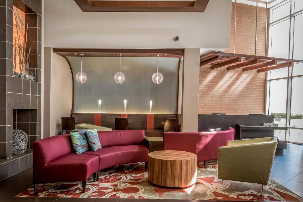 un soggiorno con divano e tavolo di SpringHill Suites by Marriott Birmingham Downtown at UAB a Birmingham