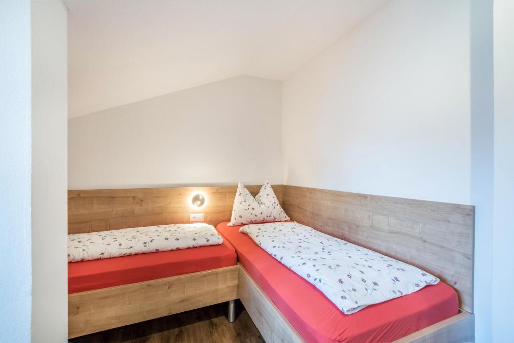 Łóżko lub łóżka w pokoju w obiekcie Kammerhof Apartment Traube