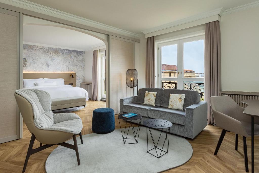 Postel nebo postele na pokoji v ubytování The Westin Grand Berlin