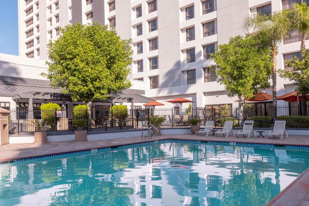 a swimming pool in front of a building at Marriott Riverside at the Convention Center in Riverside