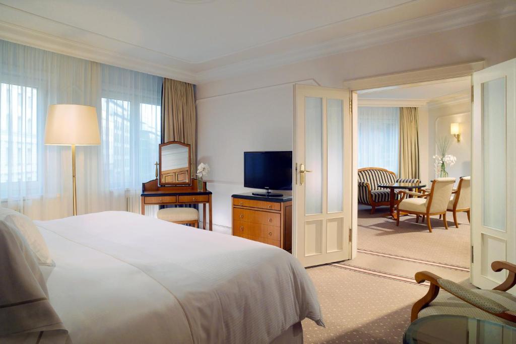 TV a/nebo společenská místnost v ubytování The Westin Grand Berlin