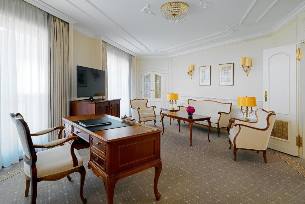 TV a/nebo společenská místnost v ubytování The Westin Grand Berlin