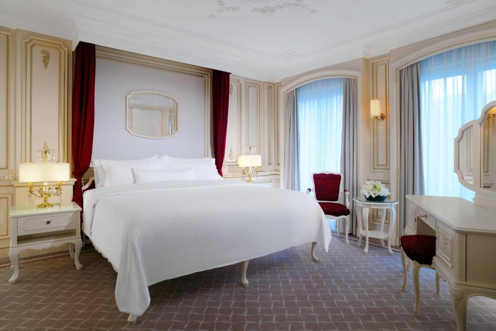 Postel nebo postele na pokoji v ubytování The Westin Grand Berlin