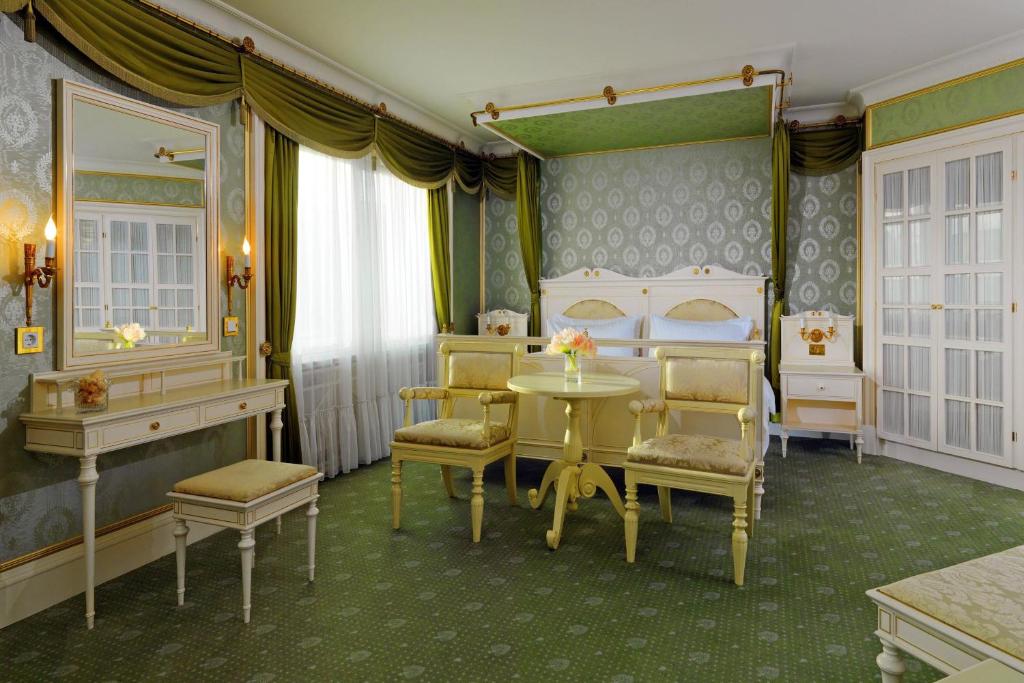 Postel nebo postele na pokoji v ubytování The Westin Grand Berlin