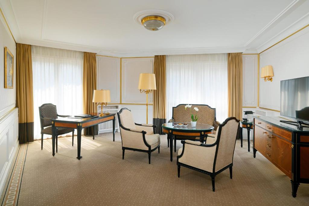 TV a/nebo společenská místnost v ubytování The Westin Grand Berlin