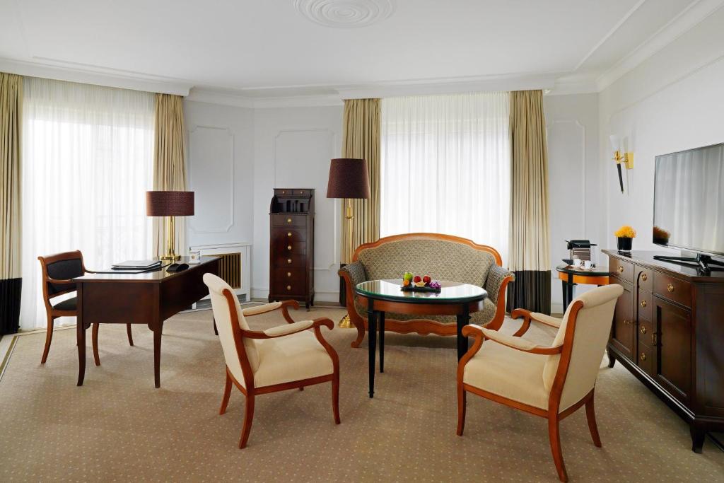 TV a/nebo společenská místnost v ubytování The Westin Grand Berlin