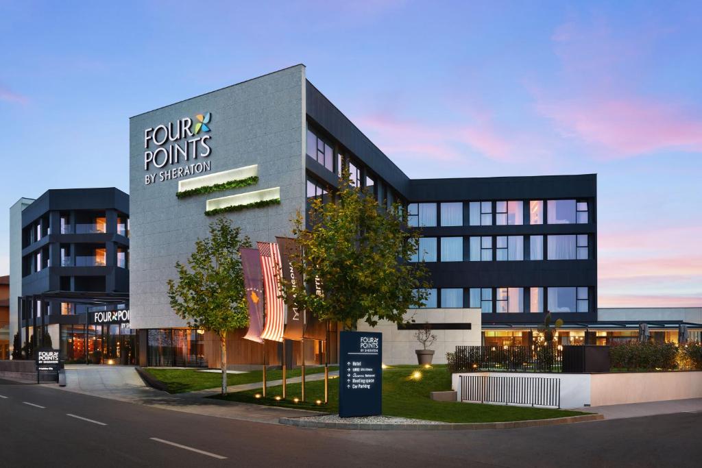 普里什蒂納的住宿－Four Points by Sheraton Prishtina City，建筑的侧面有标志