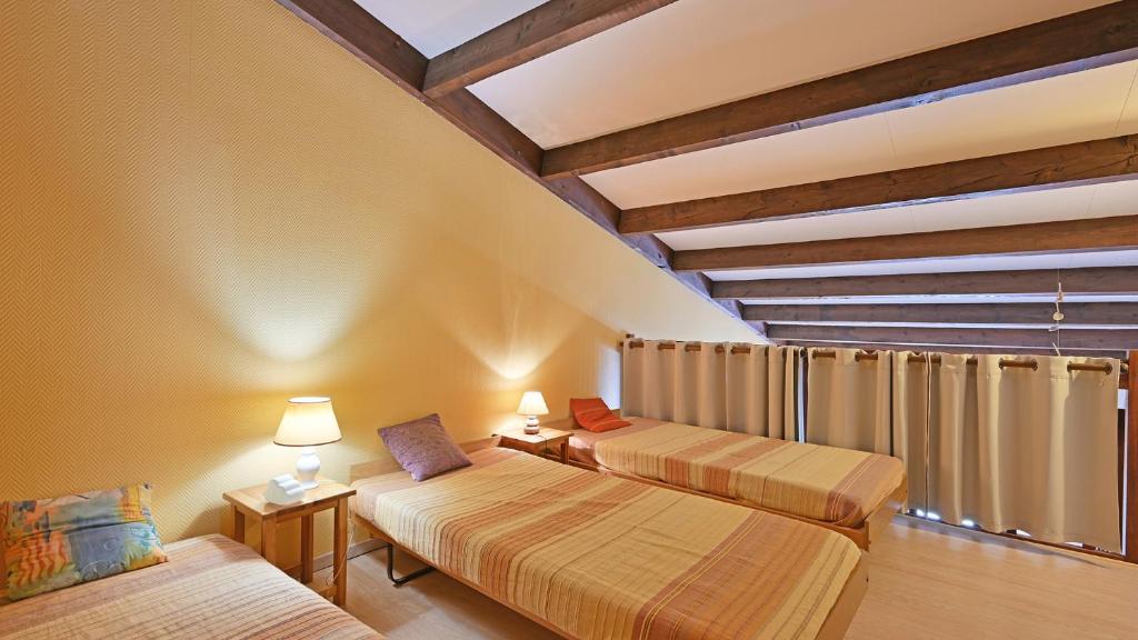 Pokój z 2 łóżkami i oknem w obiekcie Les Indes Galantes- 270E- Studio vue mer- 5 pers w Cap d'Agde