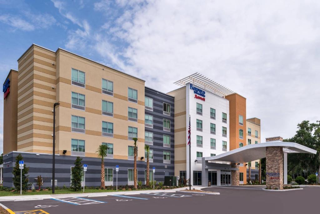 une représentation de l'avant d'un hôtel dans l'établissement Fairfield Inn & Suites by Marriott Orlando East/UCF Area, à Orlando