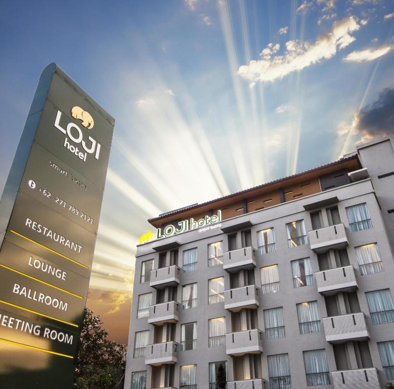 ein Gebäude mit einem Schild davor in der Unterkunft Loji Hotel in Solo