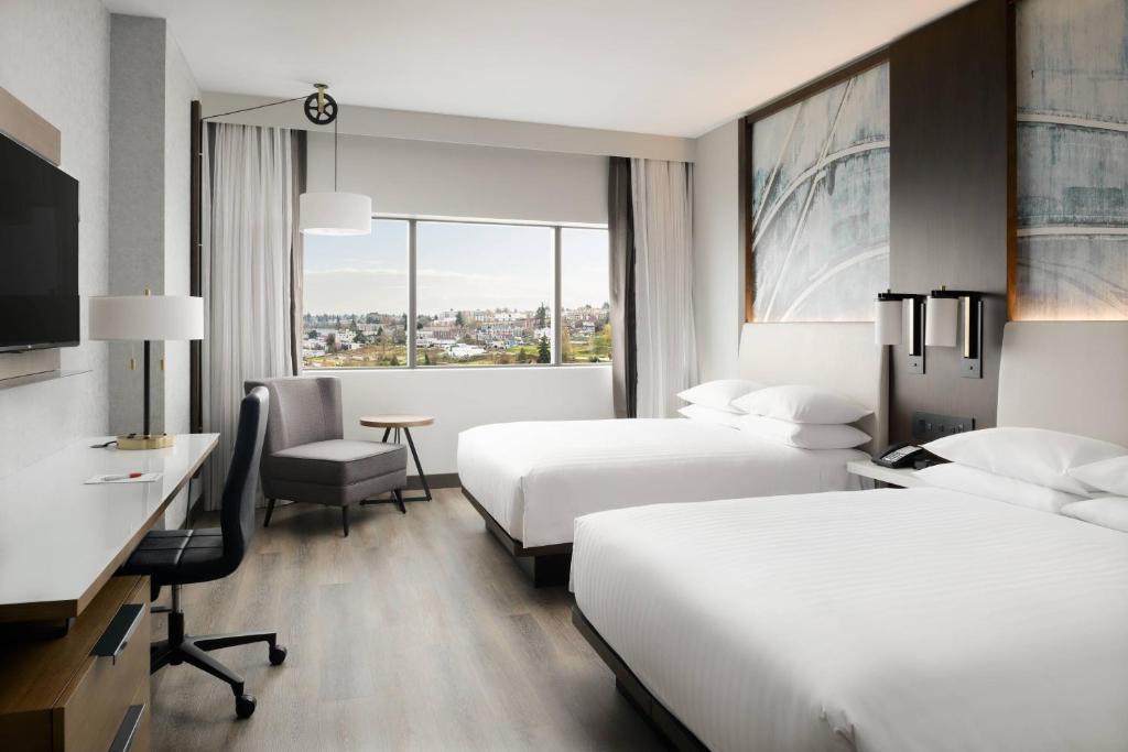 Postel nebo postele na pokoji v ubytování Marriott Tacoma Downtown