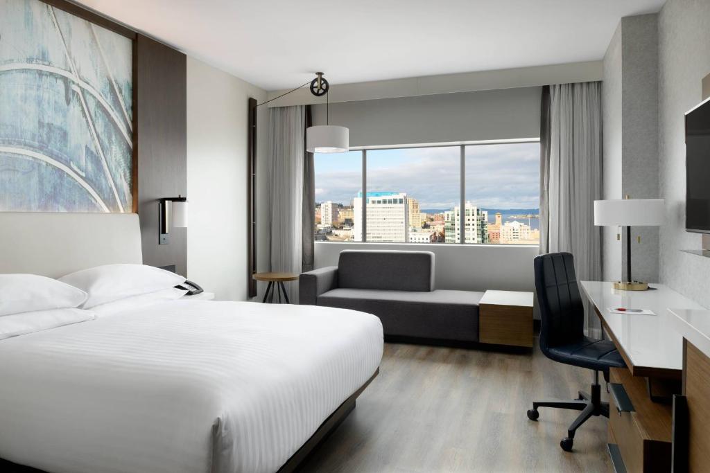 Postel nebo postele na pokoji v ubytování Marriott Tacoma Downtown