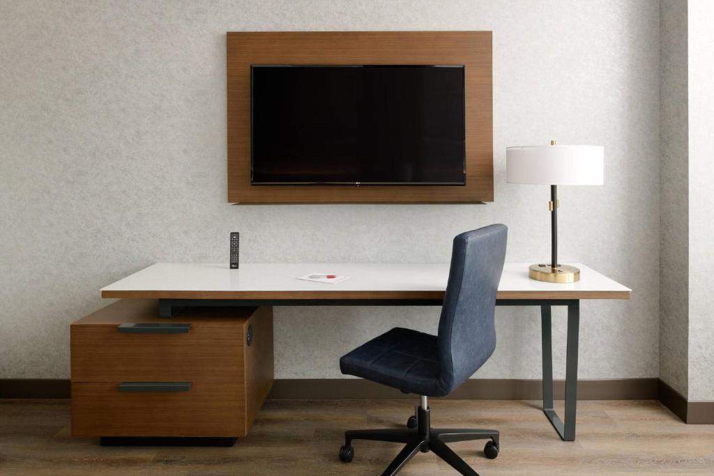 TV a/nebo společenská místnost v ubytování Marriott Tacoma Downtown