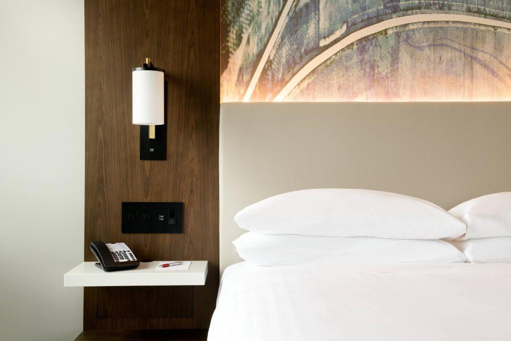 Postel nebo postele na pokoji v ubytování Marriott Tacoma Downtown