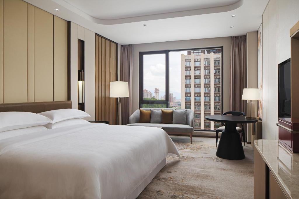 Postel nebo postele na pokoji v ubytování Sheraton Yunfu Xinxing Hotel