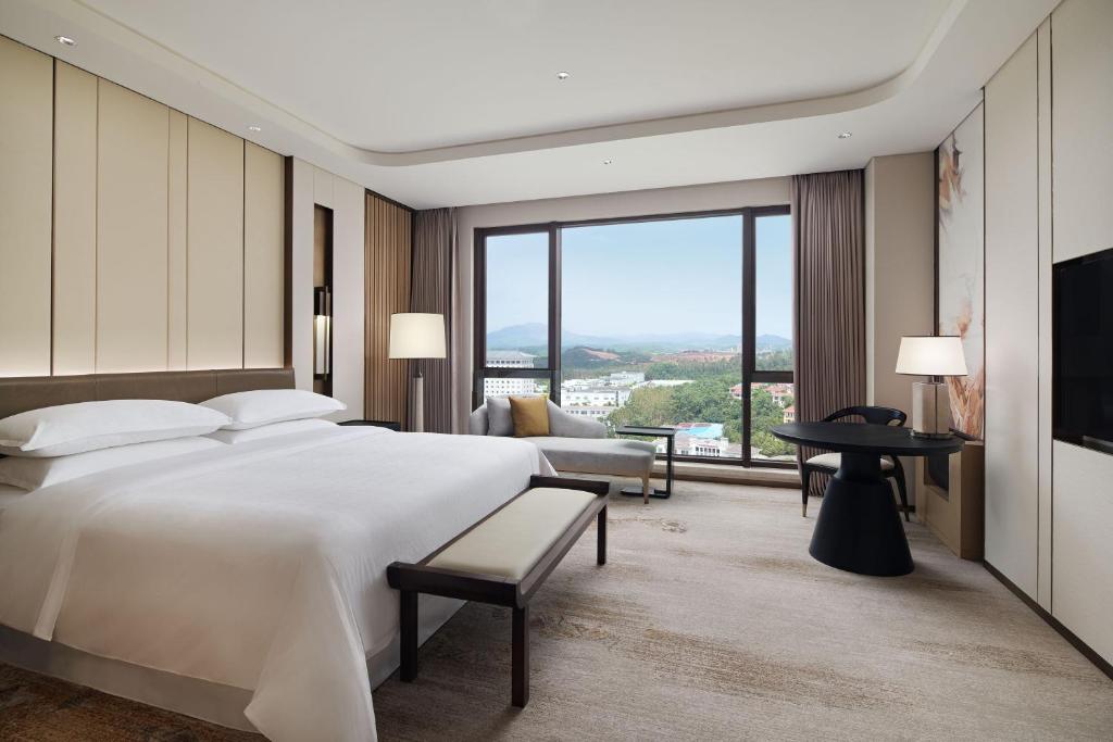 Postel nebo postele na pokoji v ubytování Sheraton Yunfu Xinxing Hotel