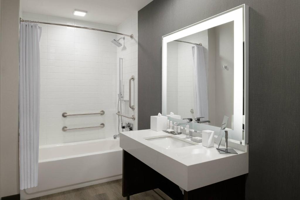 Koupelna v ubytování Marriott Tacoma Downtown