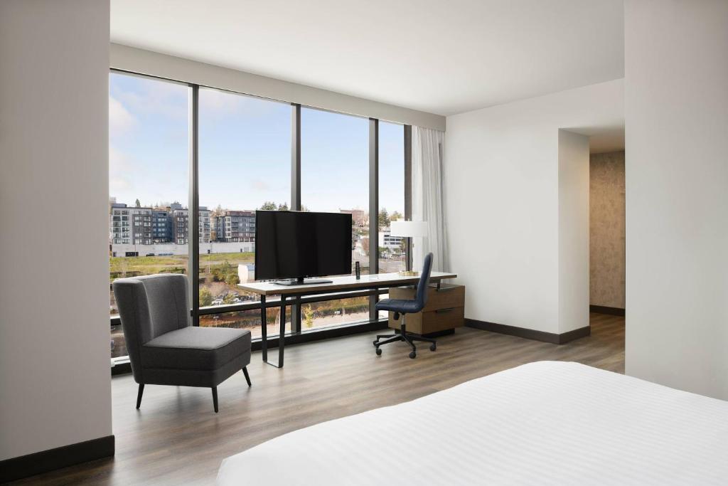 TV a/nebo společenská místnost v ubytování Marriott Tacoma Downtown
