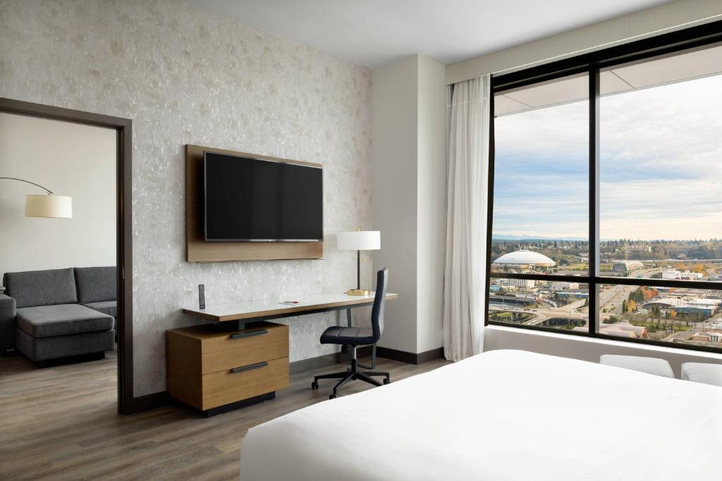 TV a/nebo společenská místnost v ubytování Marriott Tacoma Downtown