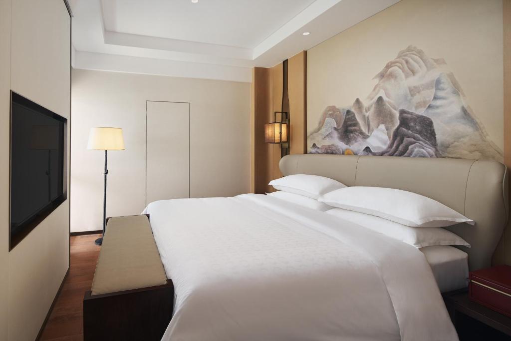 Postel nebo postele na pokoji v ubytování Sheraton Yunfu Xinxing Hotel