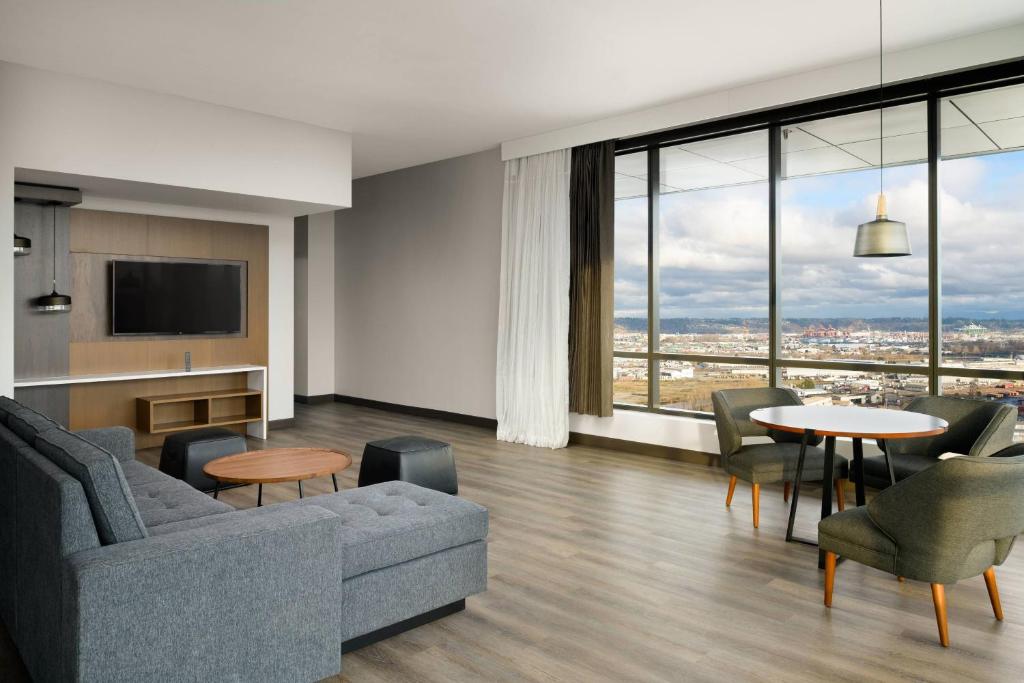 TV a/nebo společenská místnost v ubytování Marriott Tacoma Downtown