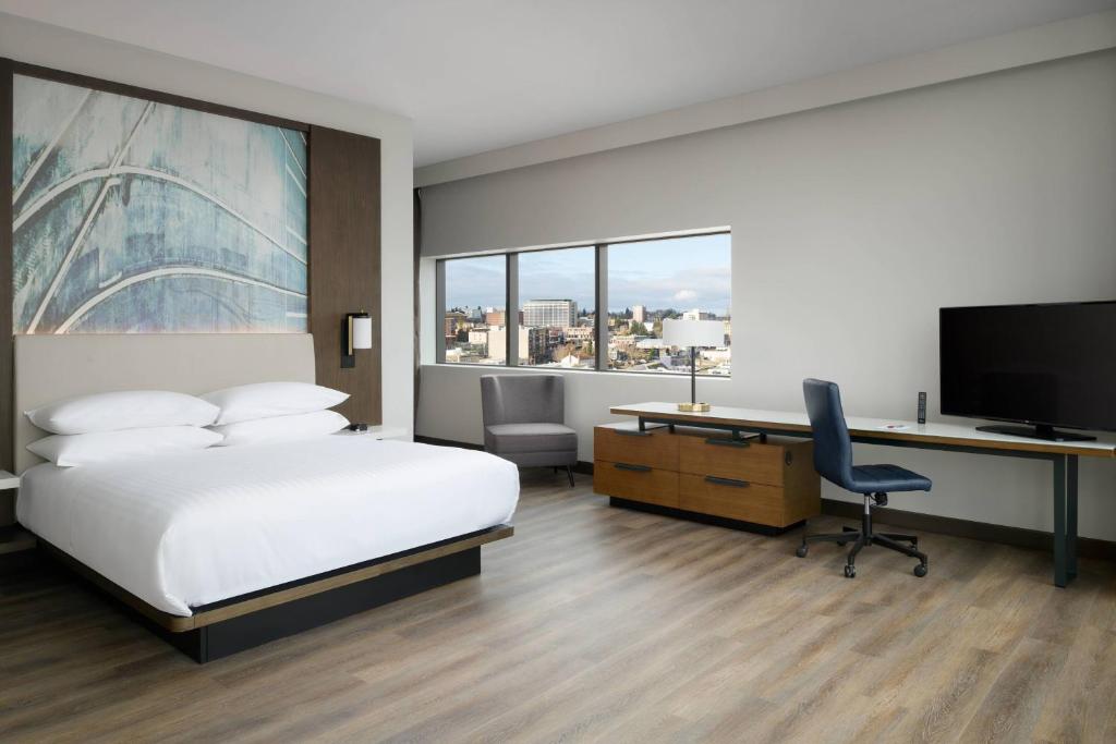 TV a/nebo společenská místnost v ubytování Marriott Tacoma Downtown