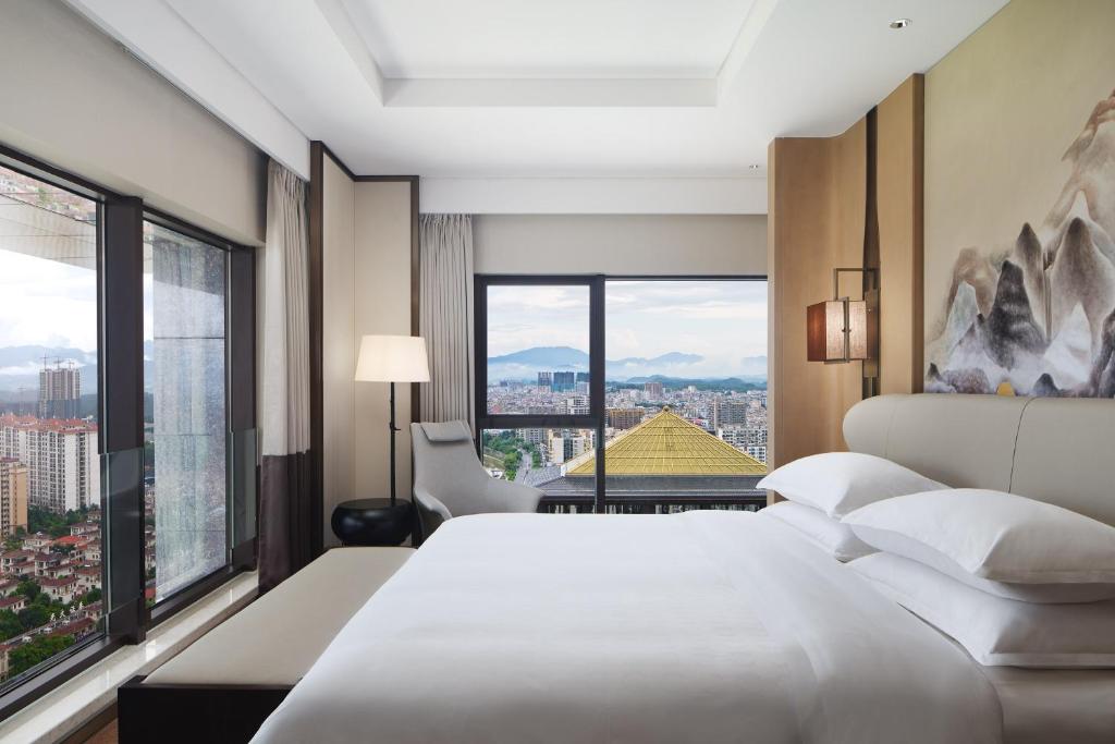 Postel nebo postele na pokoji v ubytování Sheraton Yunfu Xinxing Hotel