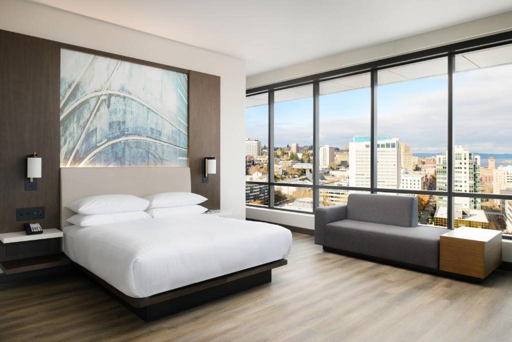 Postel nebo postele na pokoji v ubytování Marriott Tacoma Downtown