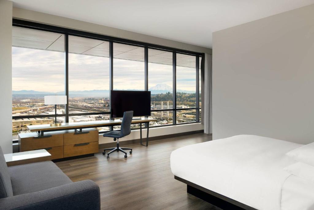 TV a/nebo společenská místnost v ubytování Marriott Tacoma Downtown