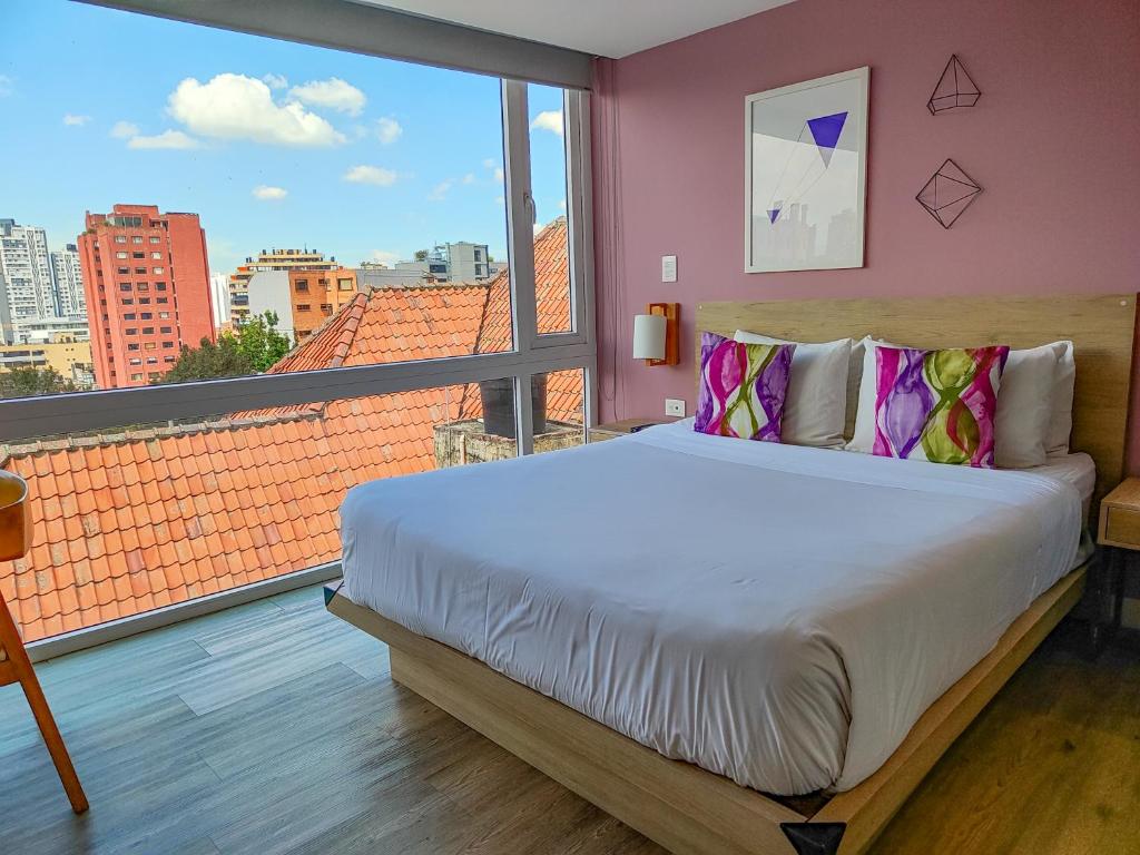 Postel nebo postele na pokoji v ubytování Urban Heights Bogota