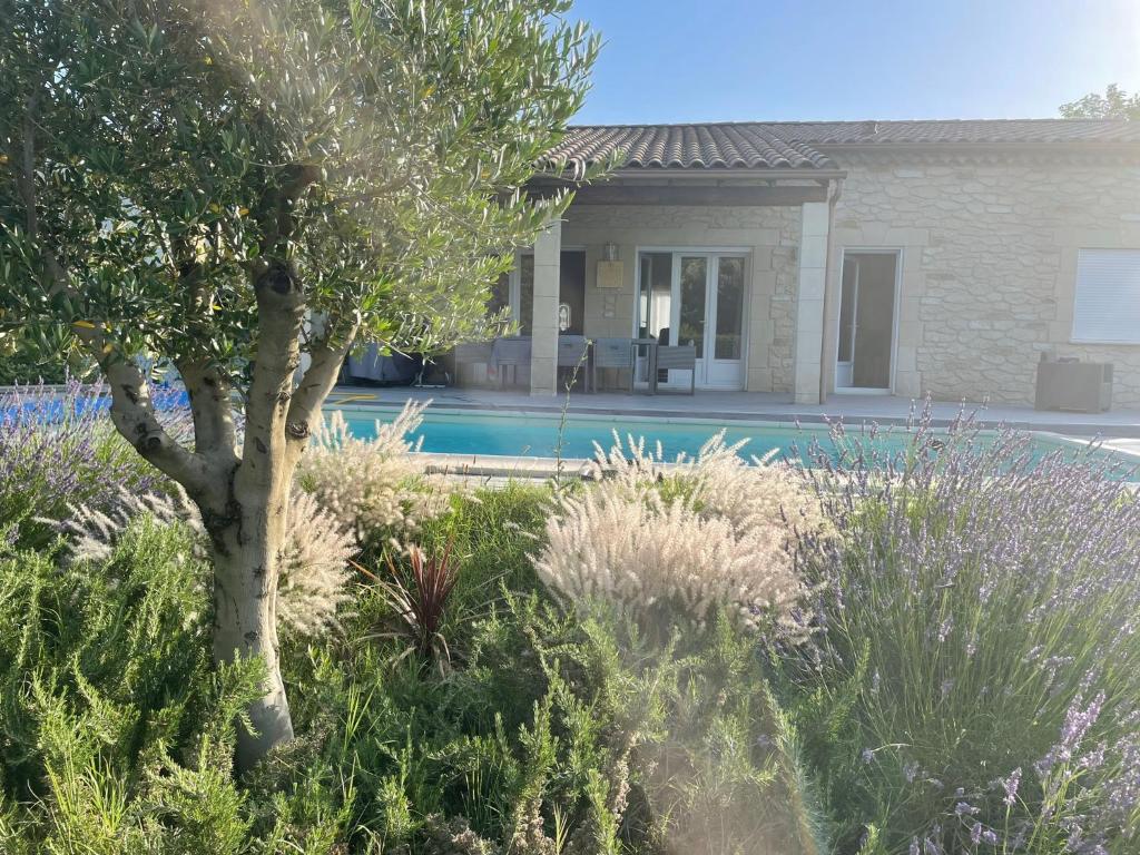 a house with a swimming pool in a yard at Villa Emma 10 &#47; 12 personnes in Grignan