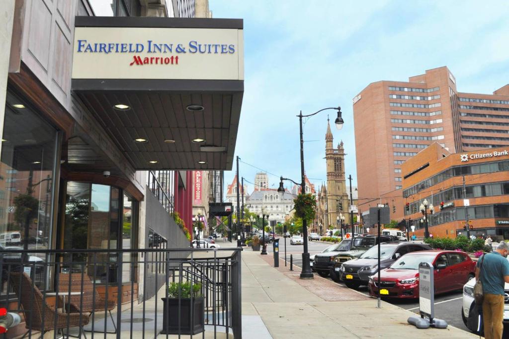 una calle de la ciudad con coches aparcados frente a un edificio en Fairfield Inn & Suites by Marriott Albany Downtown, en Albany