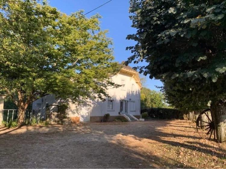 ein kleines weißes Haus mit Bäumen davor in der Unterkunft Autour Des Vignes in Herry