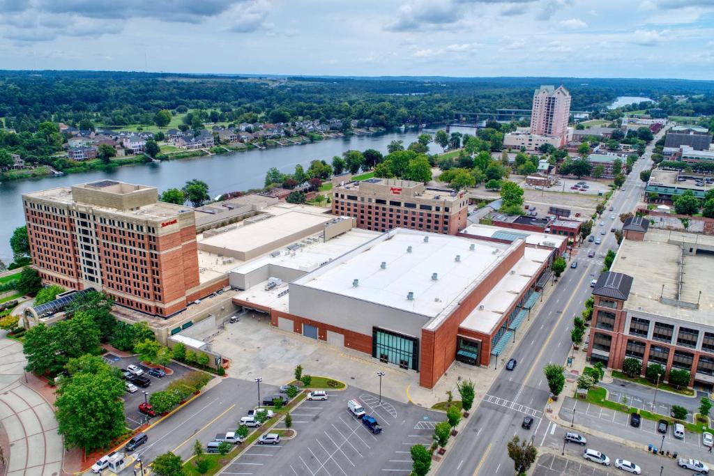 uma vista aérea de uma cidade com um rio em Augusta Marriott at the Convention Center em Augusta