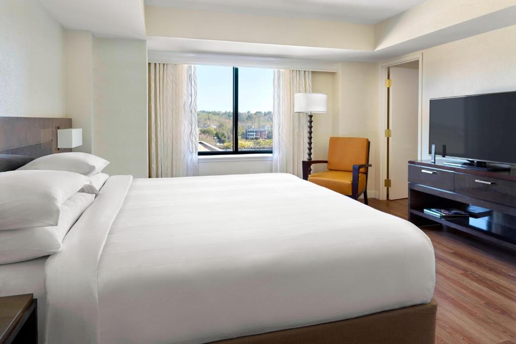 奥古斯塔Augusta Marriott at the Convention Center的酒店客房设有一张白色大床和一台电视。