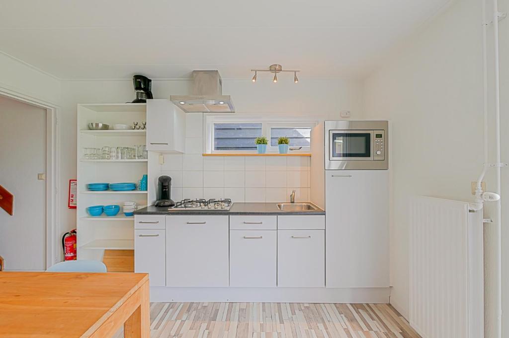 Kuchyň nebo kuchyňský kout v ubytování Vakantiehuis Hoeve Zuid - Groote Keeten aan Zee