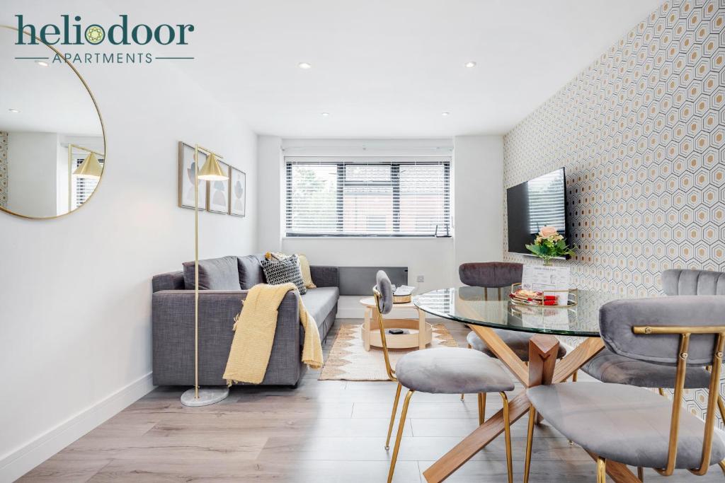 uma sala de estar com um sofá e uma mesa em HAML Heliodoor Apartments Milton Keynes, Free Parking, Free WiFi & Movies, 7-min drive to City Centre em Wolverton