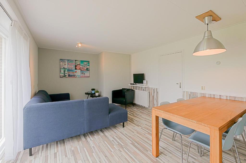 TV a/nebo společenská místnost v ubytování Vakantiehuis Hoeve Zuid - Groote Keeten aan Zee