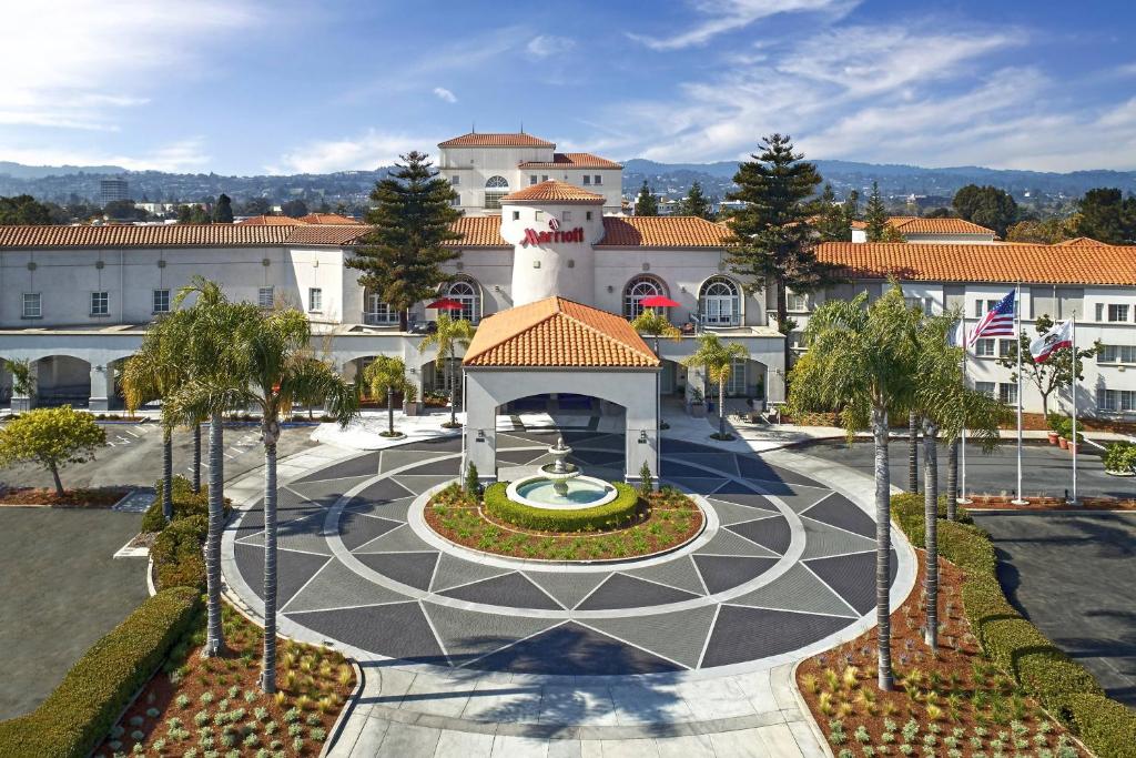an aerial view of a building with a courtyard at San Mateo Marriott San Francisco Airport in San Mateo