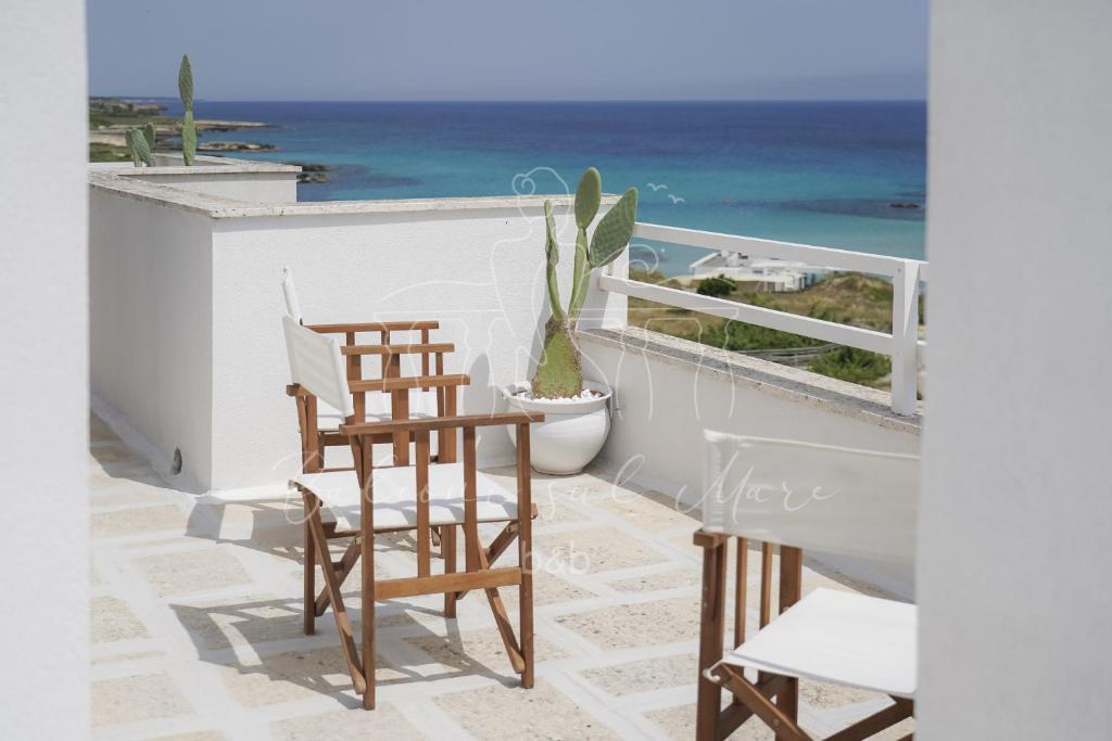 balcone con 2 sedie e vista sull'oceano di Balconi sul mare a Otranto