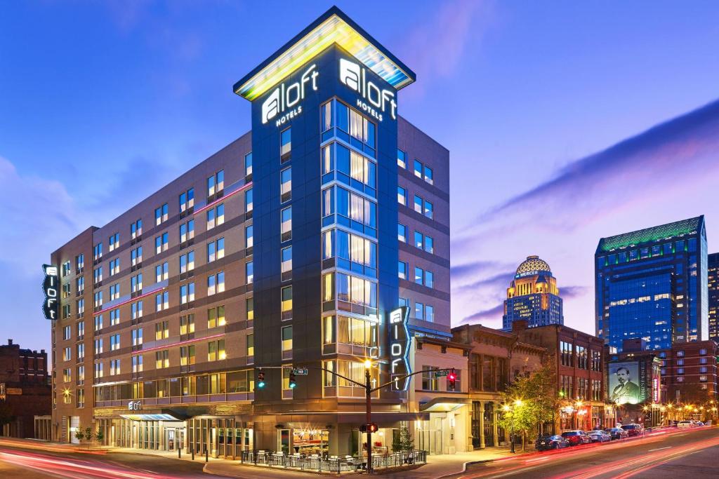 un edificio de hotel con un cartel en la parte superior en Aloft Louisville Downtown en Louisville