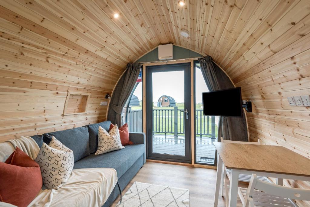 TV a/nebo společenská místnost v ubytování Country Glamping