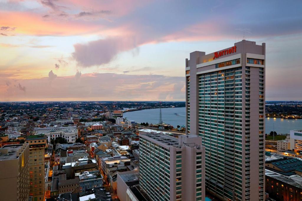 vistas a una ciudad con un edificio alto en New Orleans Marriott en Nueva Orleans