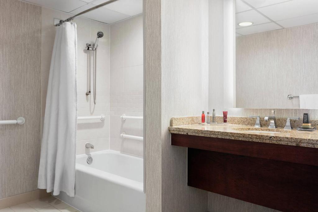 New Orleans Marriott - King Guest Room