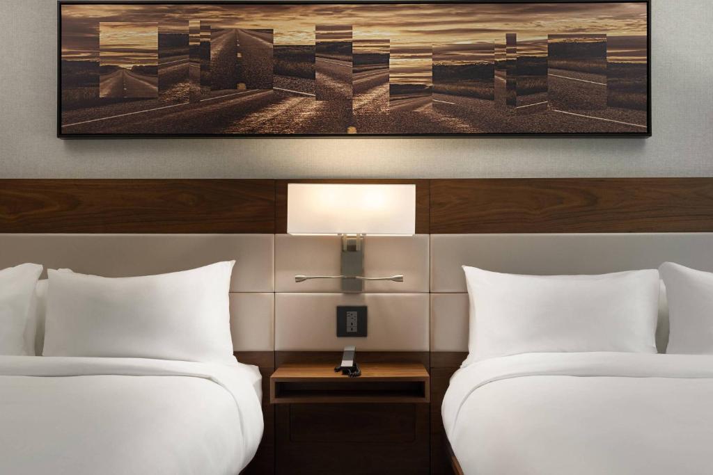 Postel nebo postele na pokoji v ubytování AC Hotel by Marriott Austin-University